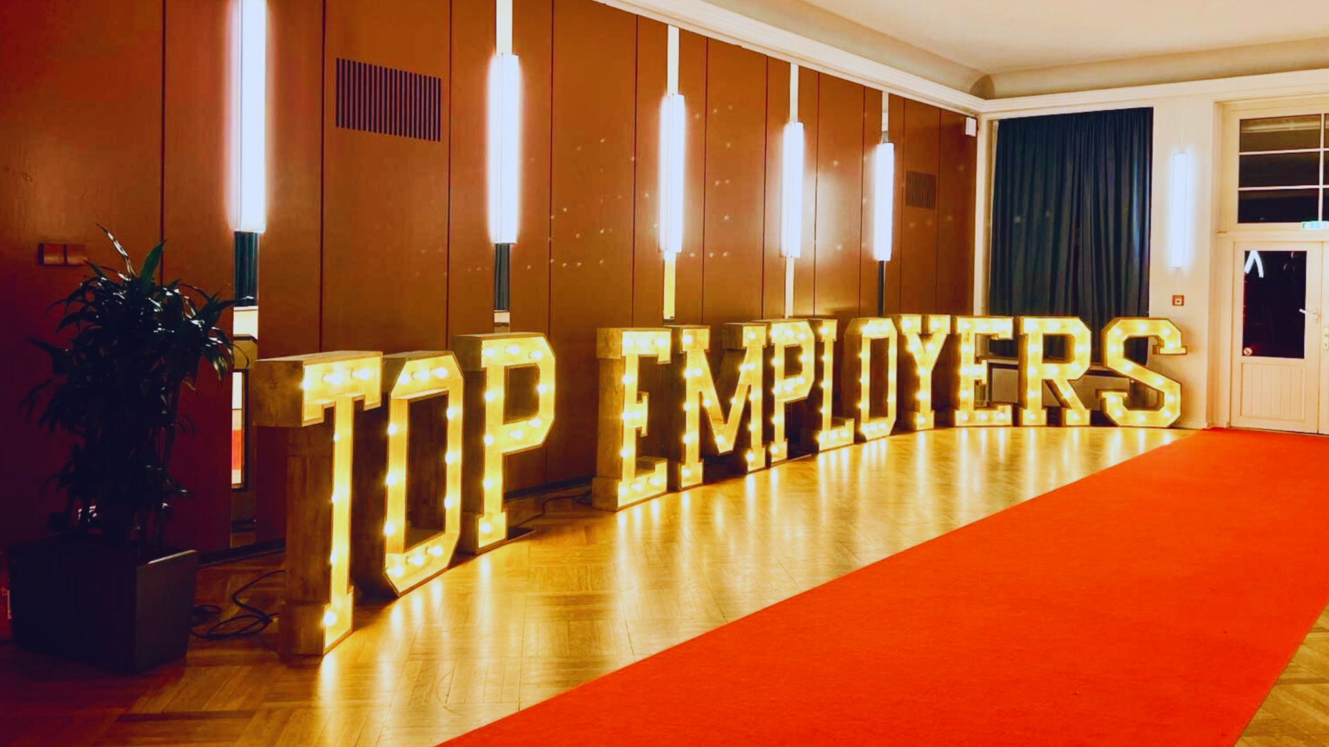 Gold and lots of color, in keeping with the motto "the art of being a top employer"